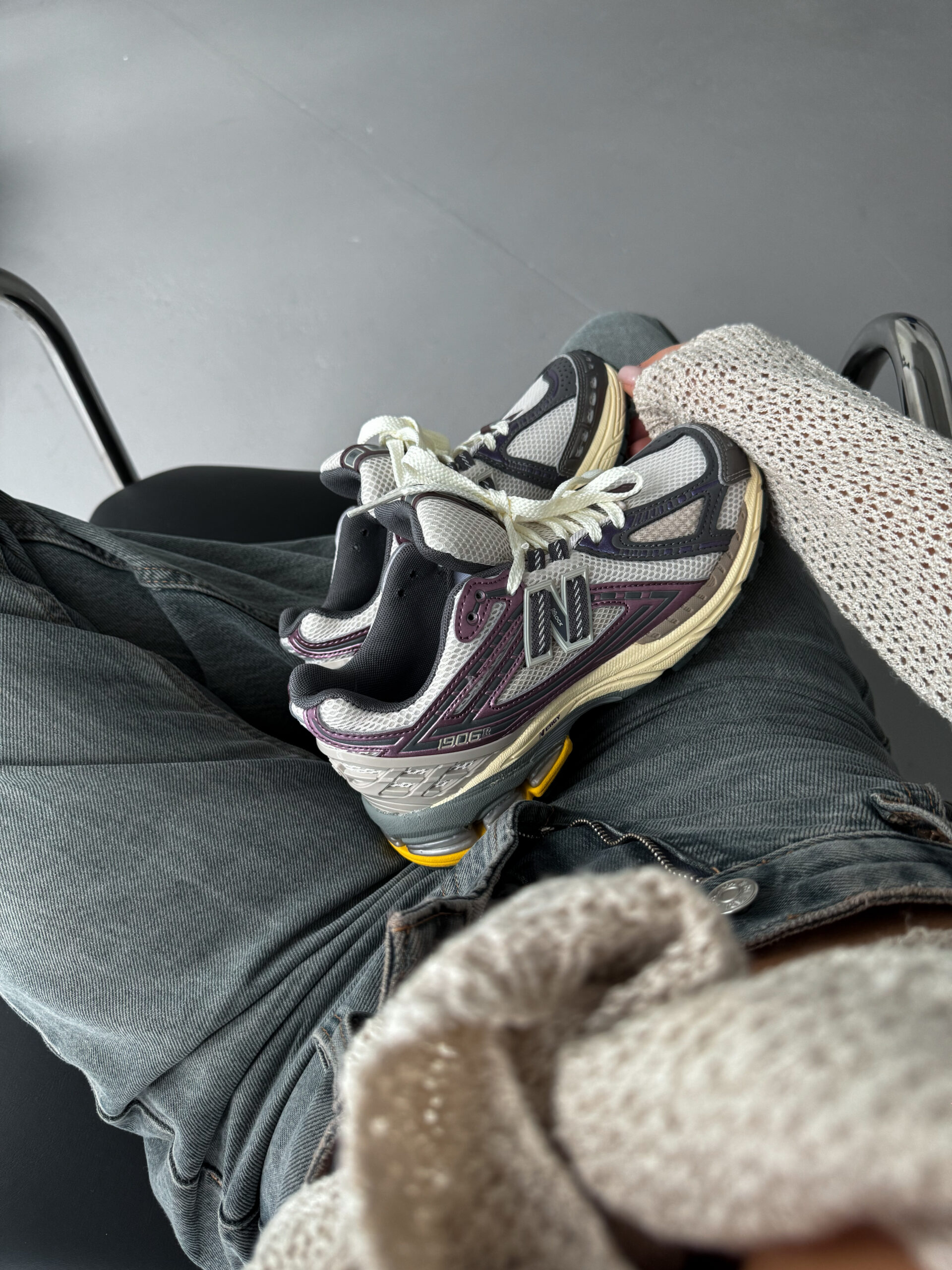 0120323b-3ec2-42be-8d9c-7fdbabe991b4 Кросівки 1906R Grey Purple текстильні для комфорту та стилю - Зображення 1