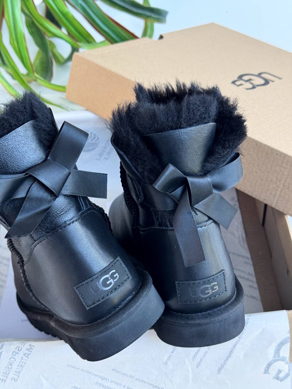 02422f83-be6d-46d0-ad4d-1a0b1719cbe9 UGG Mini Bailey Bow Leather — замшеві жіночі уггі з бантом - Зображення 1