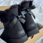Чоботи UGG Mini Bailey Bow — стильні замшеві жіночі черевики