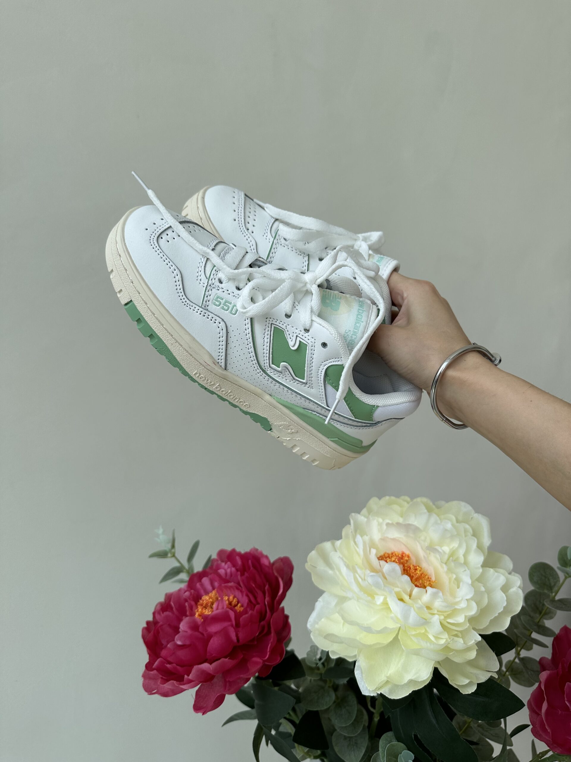 062d0124-dd28-4259-839c-64bc3cea4341 Кеди 550 White/Green — стильні шкіряні кросівки для щоденного носіння - obrazek 1