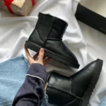 Черевики UGG Classic Mini II Zip Boot зі шкіри та овчини