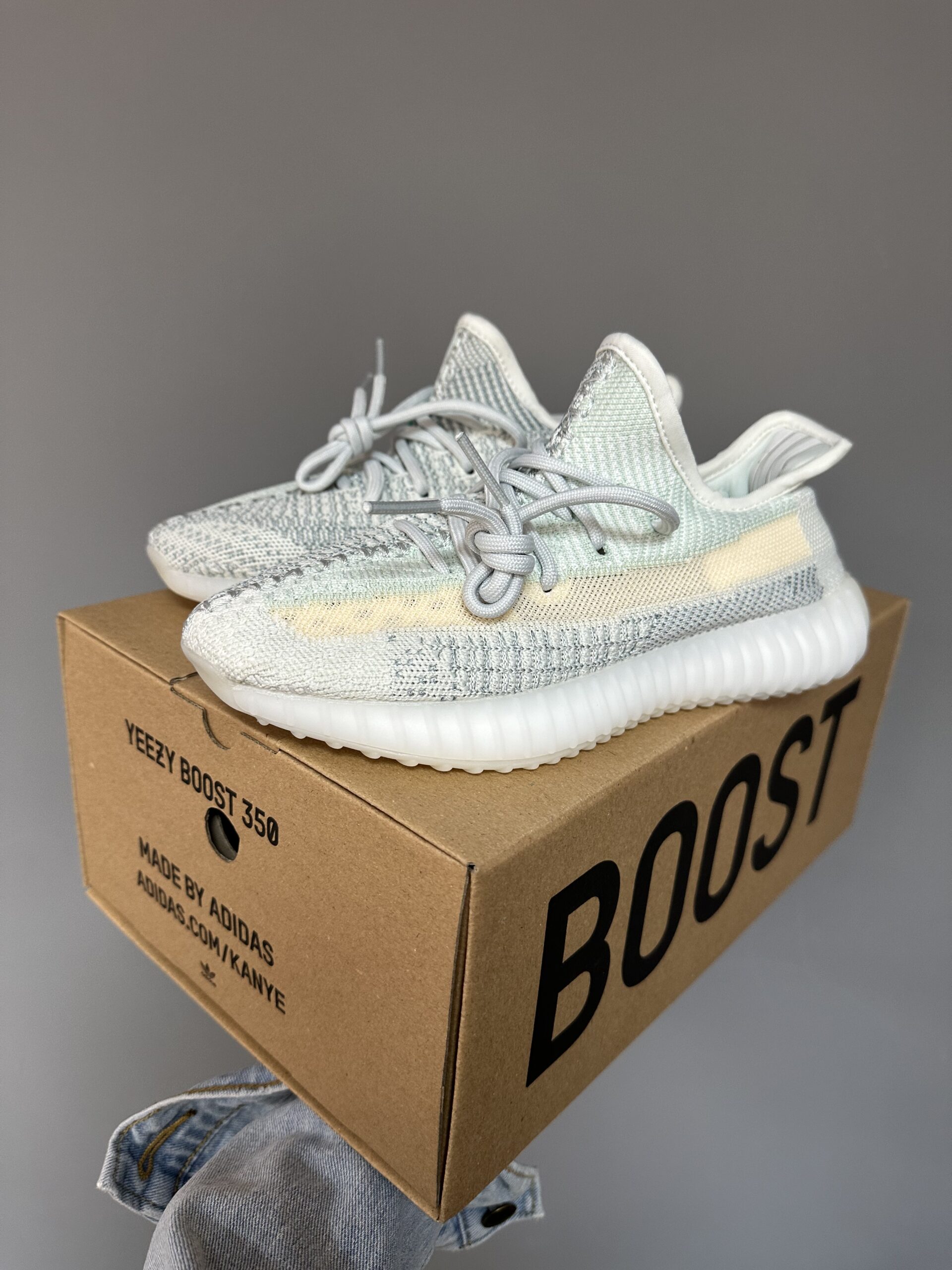 17569d7b-3922-42e5-9740-0aa7400806db Кросівки YEEZY BOOST 350 V2 Cloud White — текстильні преміум кроси - obrazek 1