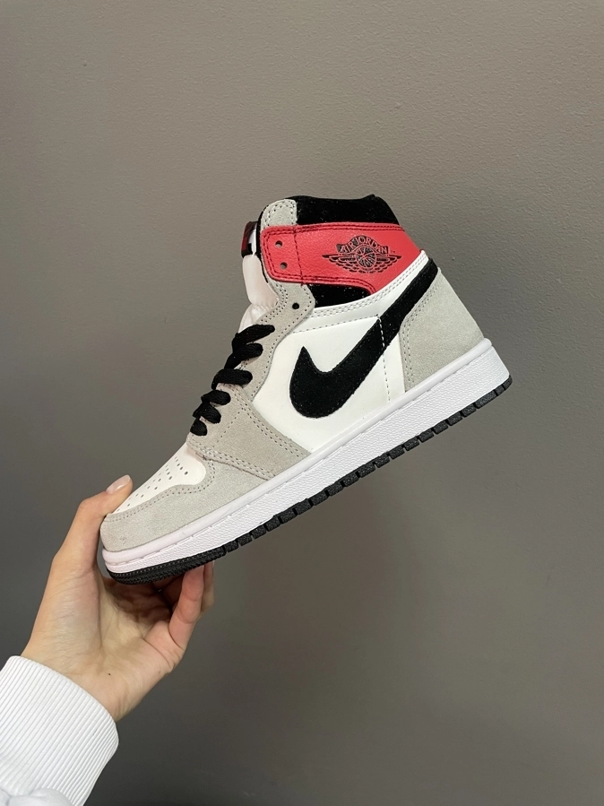 188b2e26-3544-41dc-b19b-c7a7ec646519 AIR JORDAN RETRO 1 Grey / Red - baskets homme en cuir et daim – Image 1