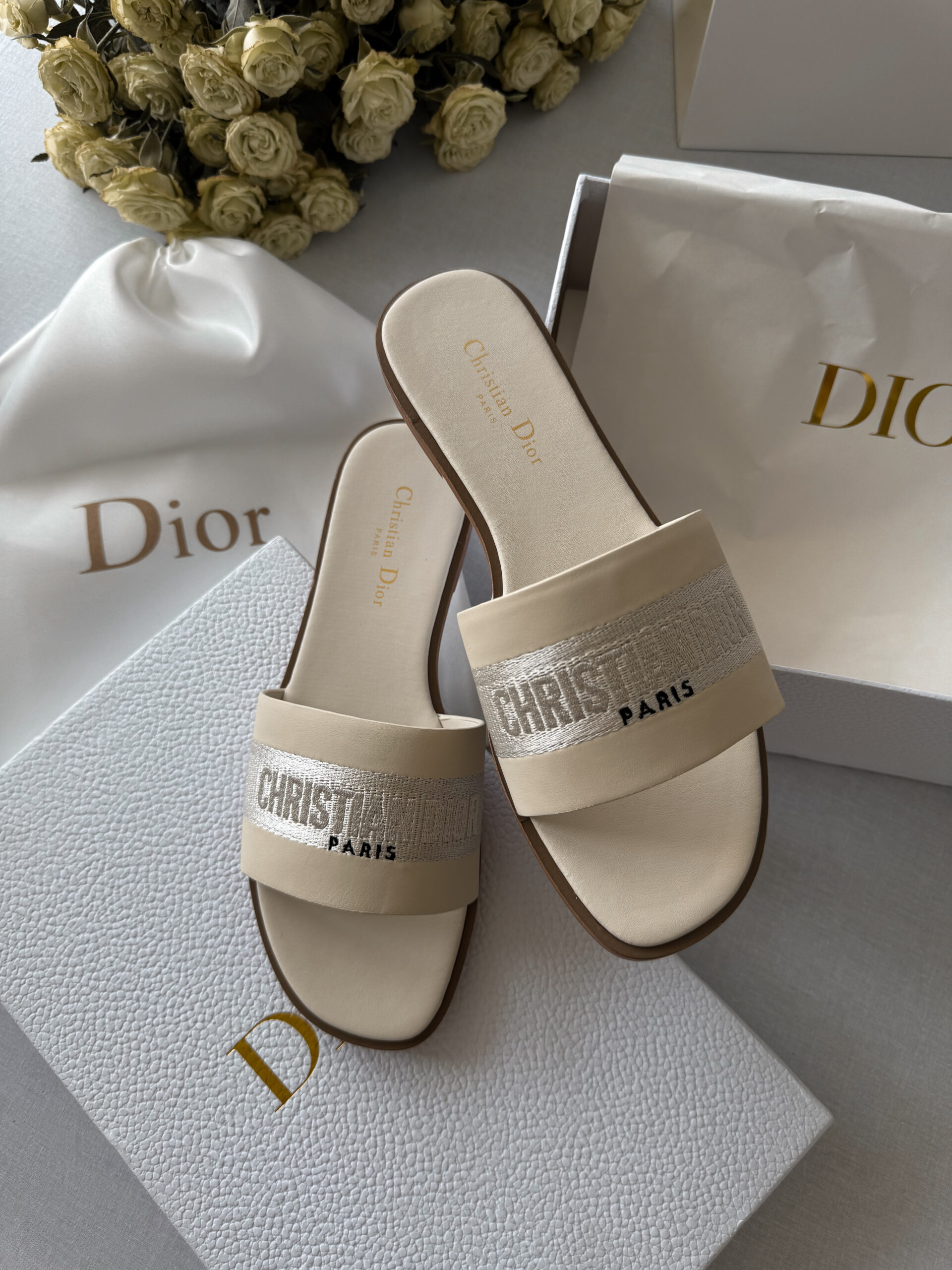 18ff963d-a30c-4ec1-8689-64bbb8ee24e1 Капці Dior Dway Slippers White/Beige шкіра та текстиль — стиль і комфорт - obrazek 1