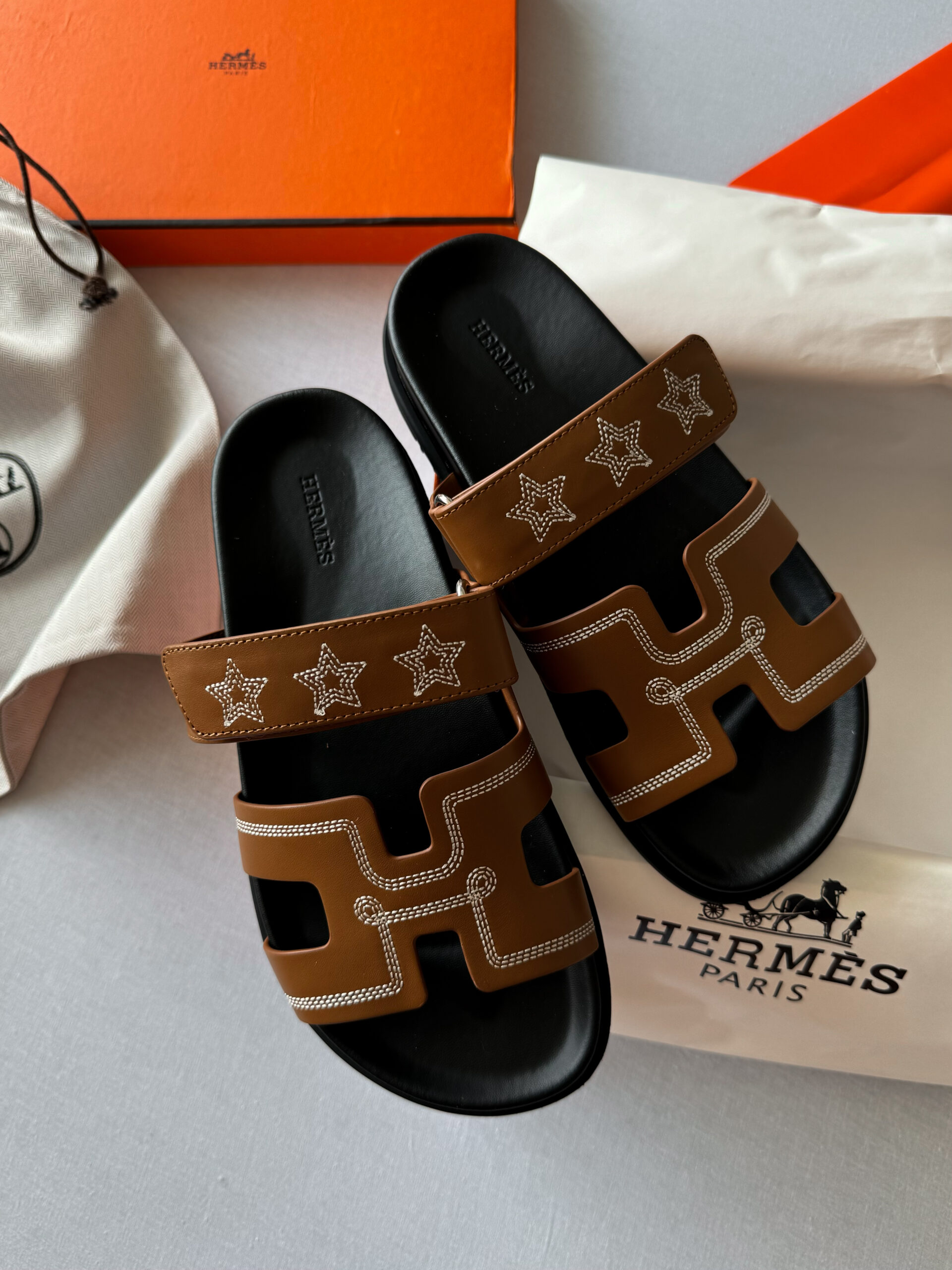 19481d48-d009-4c14-bf85-5de1e639acb8 Капці Hermes Chyrpe Brown Stars зі шкіри - Зображення 1