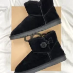 UGG Mini Bailey Button Black-ugg in pelle scamosciata da donna in pelle di pecora
