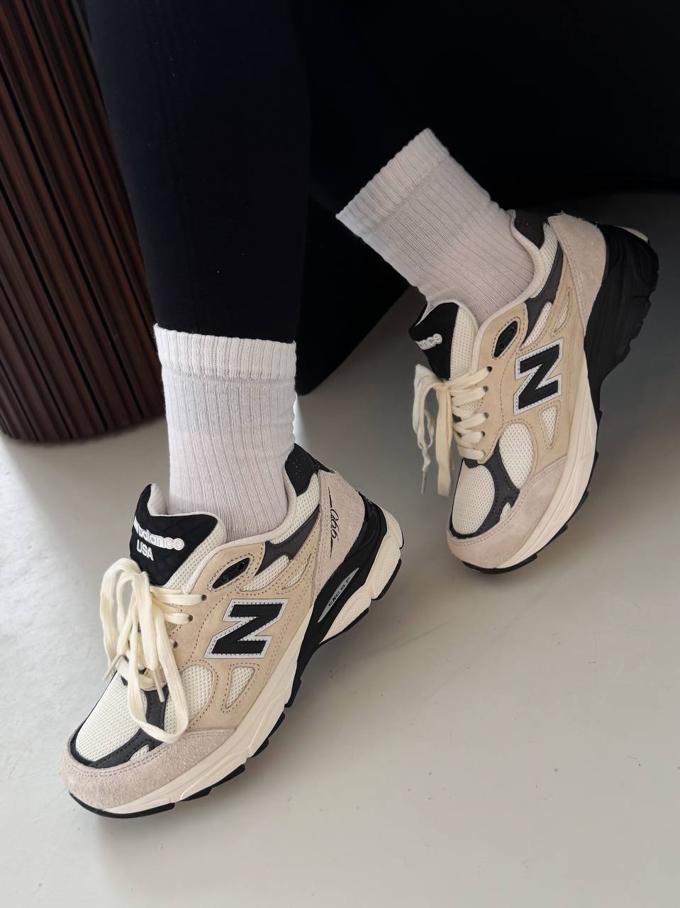 2558ff04-5078-4a38-b9c4-6e56b3949583 New Balance 990 Beige / musta nahka ja Tekstiili lenkkarit-mukavuutta ja tyyliä - Image 1