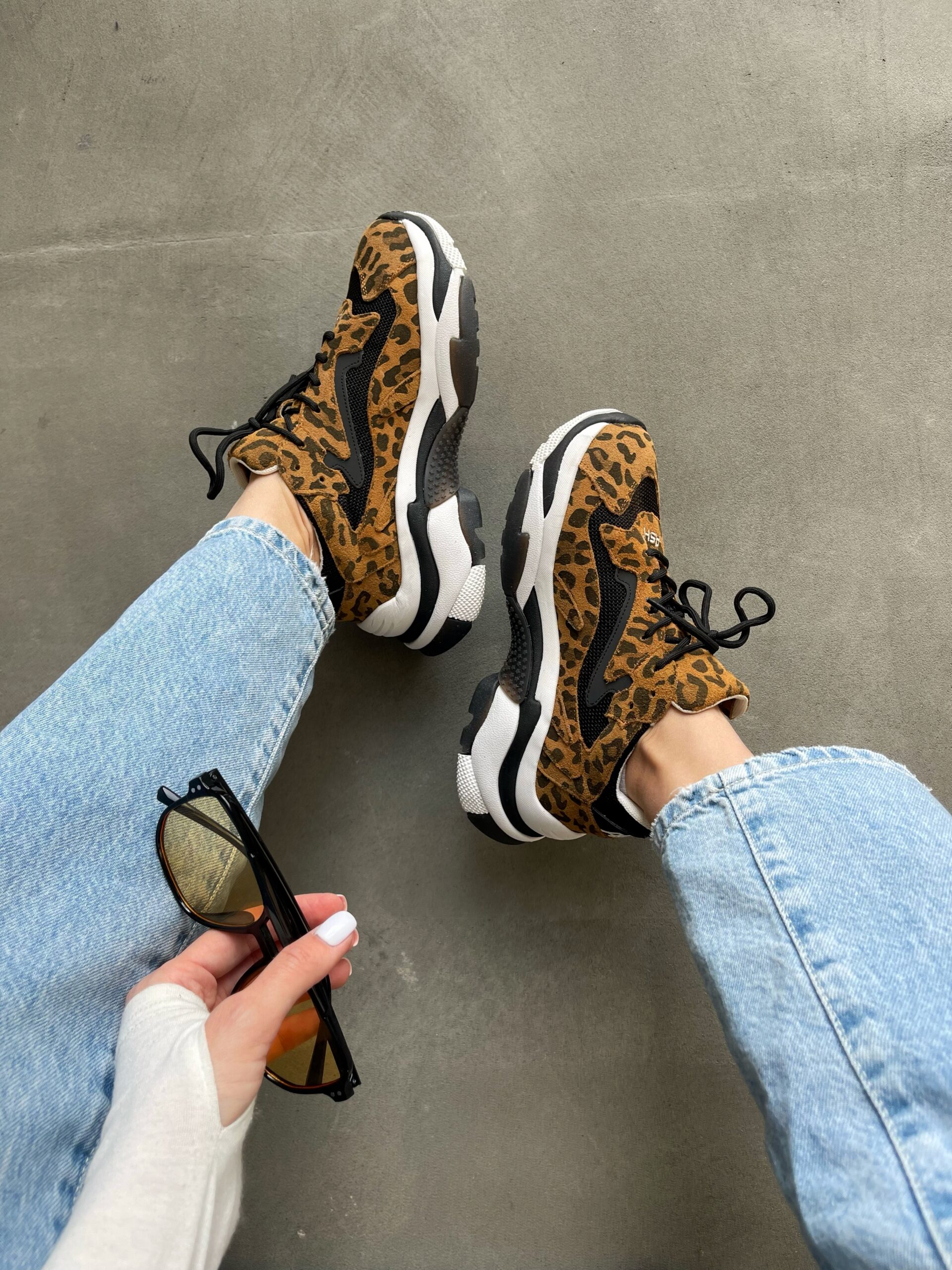 2906e86e-7cf5-48ba-b567-cd9f6f0a58a4 Кросівки Ash Leopard з текстилю та замші для стильного образу - obrazek 1