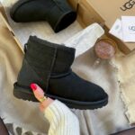 Черевики UGG Mini Black Classic — замшеві міні-боти чорного кольору