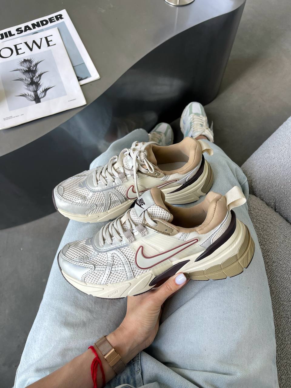 39eb4fe8-5386-4d3b-a6fe-012f70f6e70a Nike V2K Run Light Orewood Brown Sneakers-Leichte Textilschuhe – Bild 1