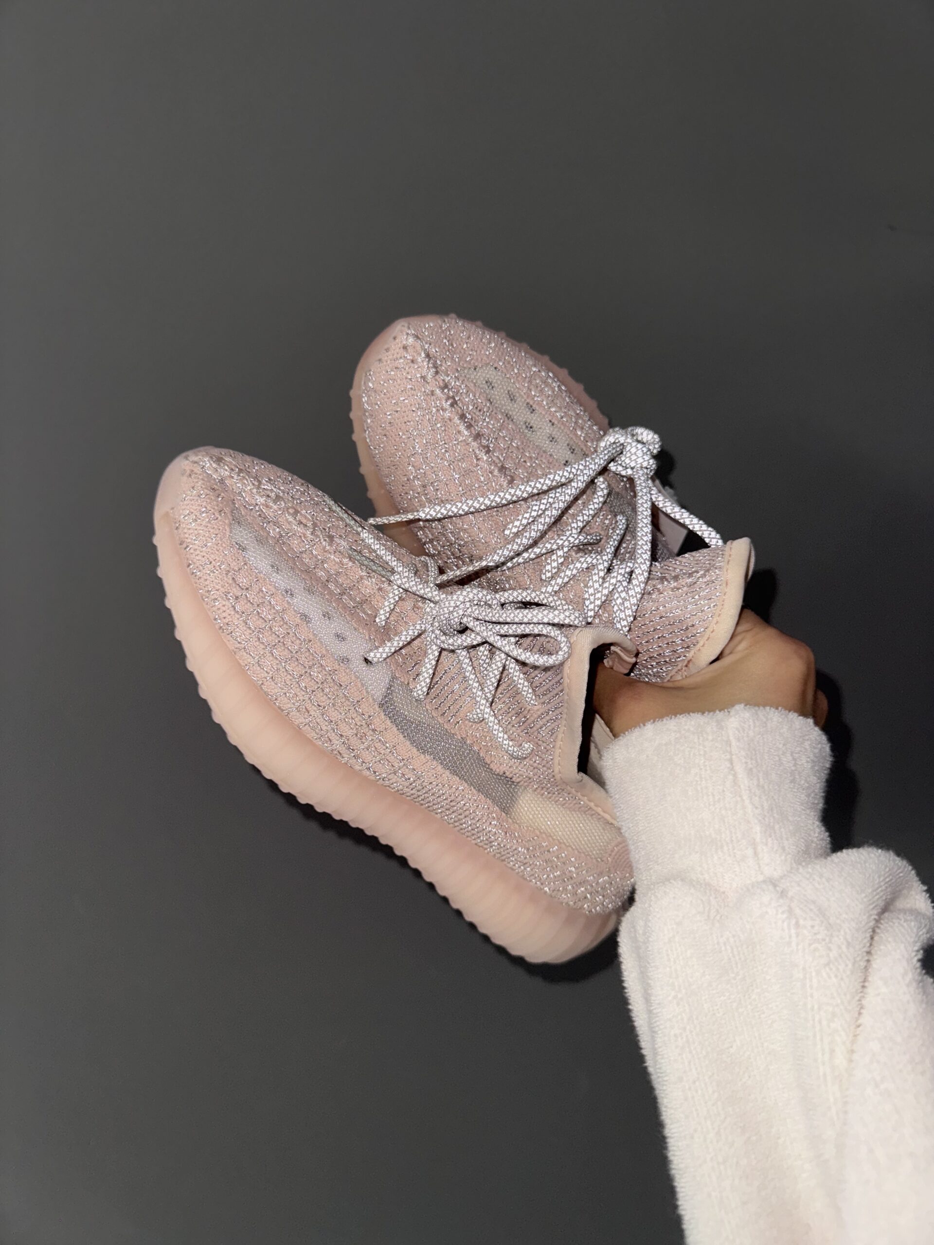 4293ad77-b1c2-4d91-a4b9-5f128145b270 Кросівки YEEZY BOOST 350 SYNTH — текстильні з рефлективними вставками - obrazek 1