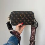 Die Guess Crossbody Tasche ist eine kompakte Umhängetasche für Damen