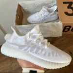 Кросівки Yeezy Boost 350 V2 Mono White текстиль — стиль і комфорт
