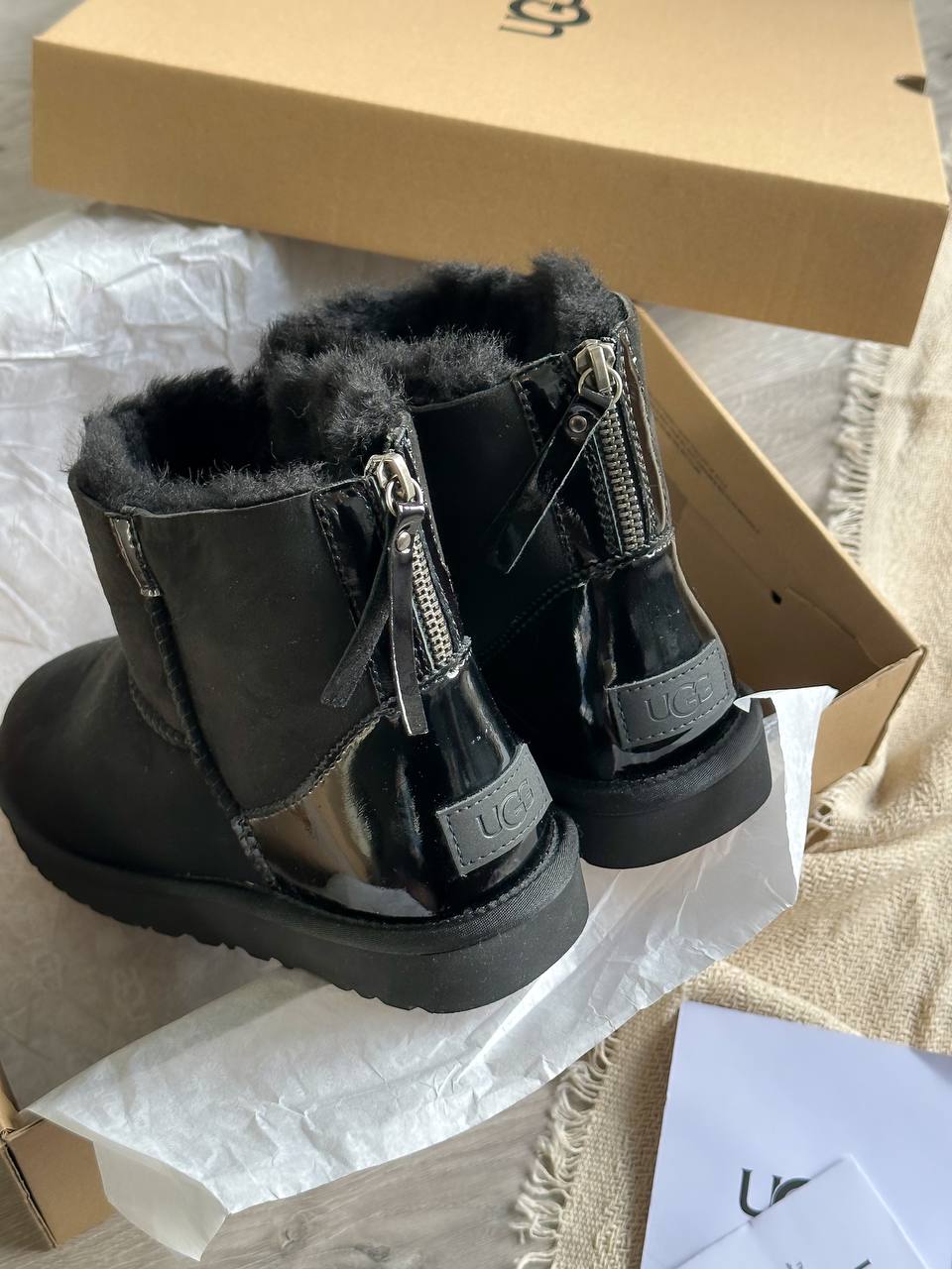 6283da5b-c9dc-46ce-829e-7603d3540c64 UGG Mini ZIP Black — жіночі замшеві уггі на кожен день - Зображення 1