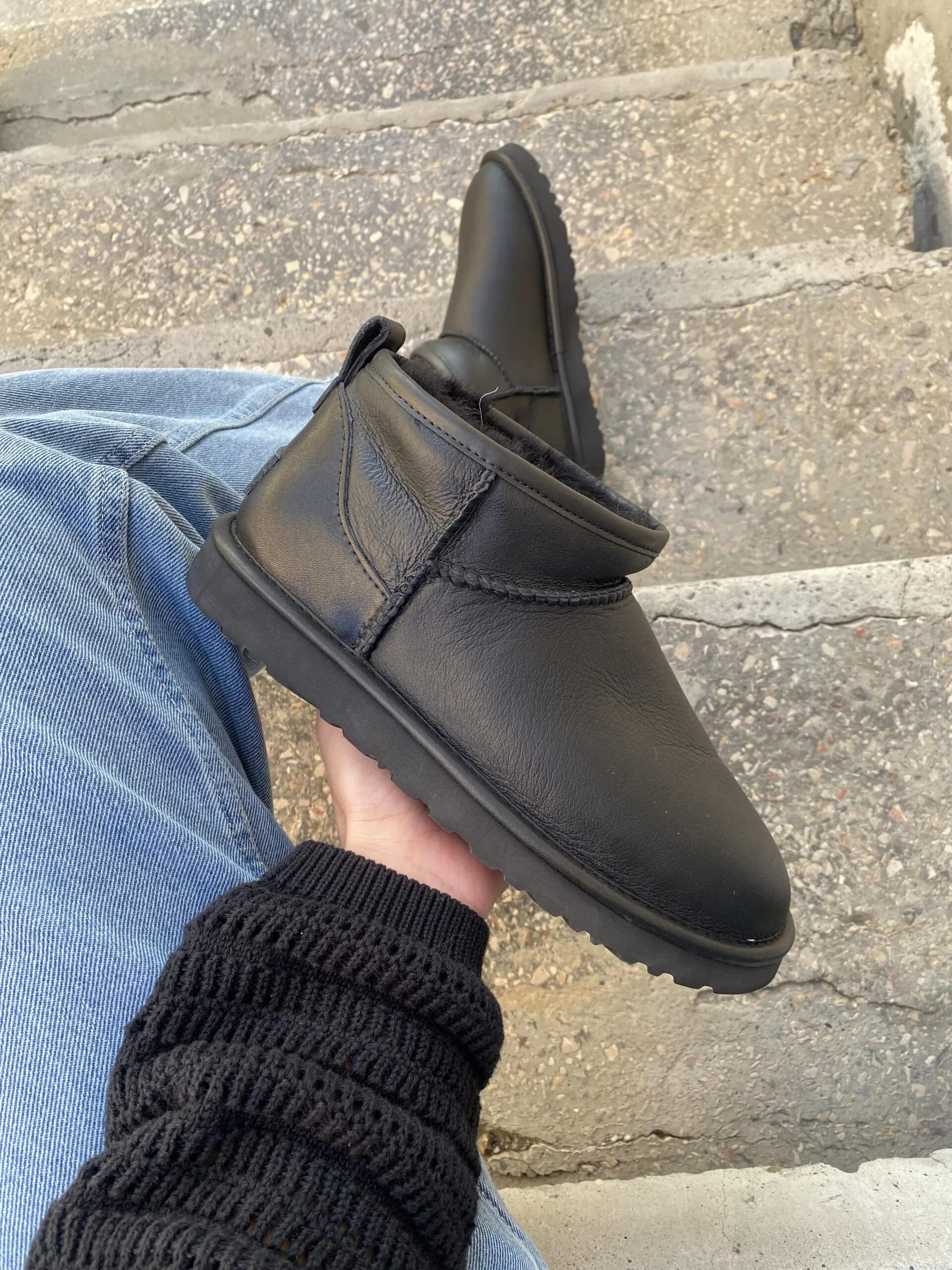 Ugg Classic Ultra Mini Black Leather — шкіряні жіночі уггі з вовною - Зображення 1