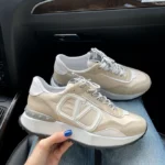 Valentino Beige Sneakers aus Wildleder-Textil - Eleganz und Komfort