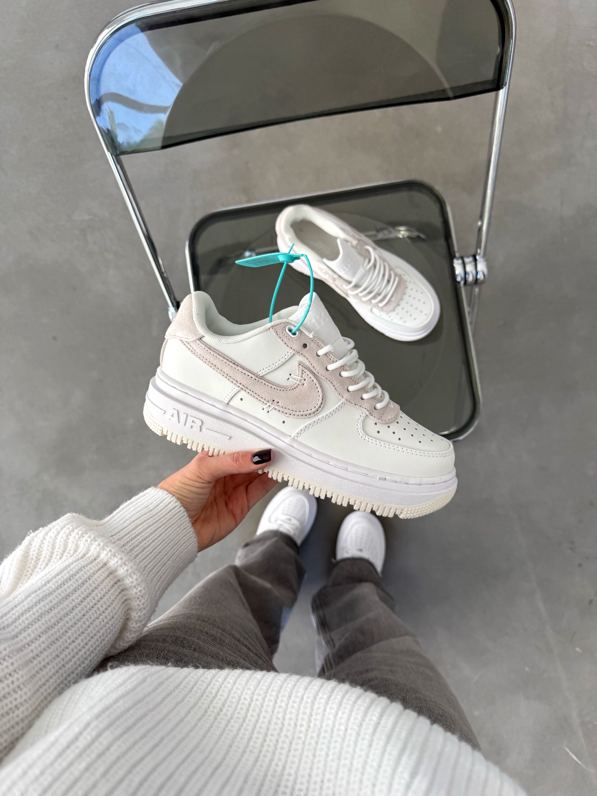 70f80d74-98bc-48ac-9b72-2b6eee1d87e0 Baskets Nike Air Force 1 Low Luxe-baskets élégantes en cuir pour hommes – Image 1