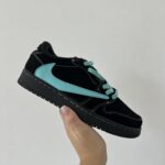 Baskets Low Travis Scott x Tiffany en nubuck pour un look élégant