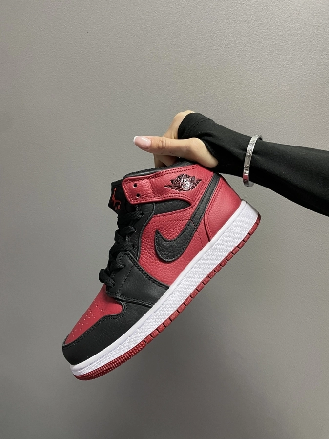 748110eb-a8fd-4cbb-84aa-3b2802fdfb58 AIR JORDAN Retro 1 Mid " banned Bred - - baskets en cuir pour hommes – Image 1