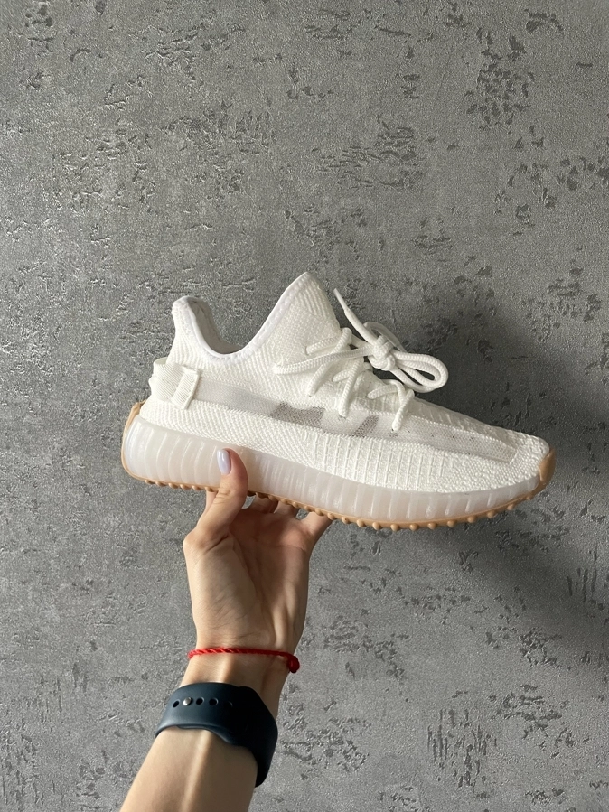 770040e4-7d5a-4294-bc4c-38bed189d134 Yeezy 350 v2 White Crema tekstiilist tossud stiilse väljanägemise jaoks - Image 1