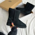 Stivali UGG Classic Short Black-Pelle scamosciata e pelle di pecora, isolati