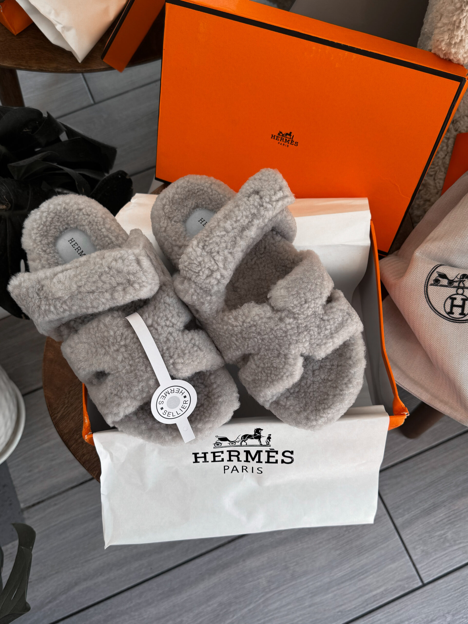 7ac54c69-d09f-4506-ac25-83887959b2d8 Капці Hermes Slippers Teddy Grey — комфортні хутряні домашні капці - obrazek 1