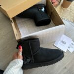 Черевики UGG Classic Mini Black Metallic із замші — стиль і комфорт