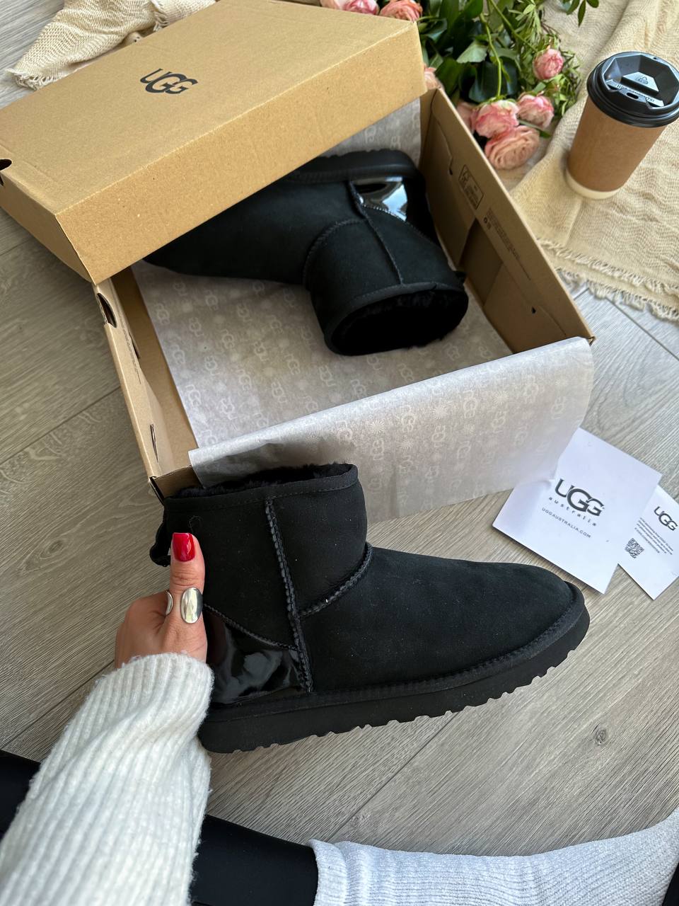 7c532400-6cd1-46b4-8adc-8c4c983675d1 UGG Classic Mini Black Metallic zamšādas zābaki-stils un komforts - Image 1