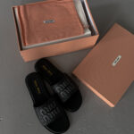 Miu Miu Slippers Black-elegante tøfler i skinn og tekstil