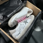 Golden Goose valkoiset vaaleanpunaiset lenkkarit ovat tyylikkäitä ja mukavia päivittäiseen käyttöön