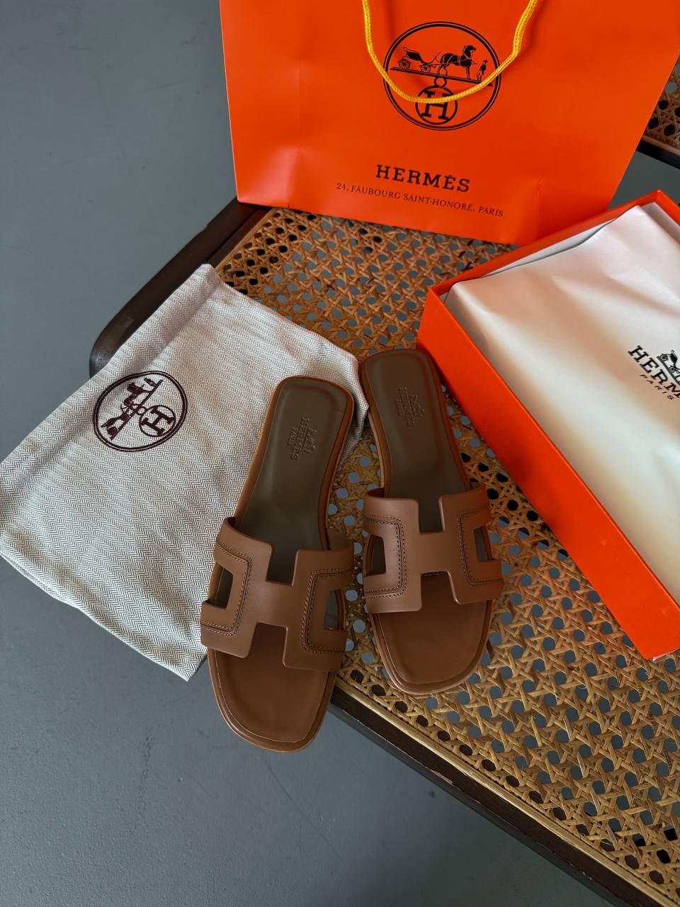 8ba28431-d7cd-4cb3-8eac-515c1c5bab16 Капці Hermes Oran Sandals Brown шкіряні — елегантні та комфортні - Зображення 1