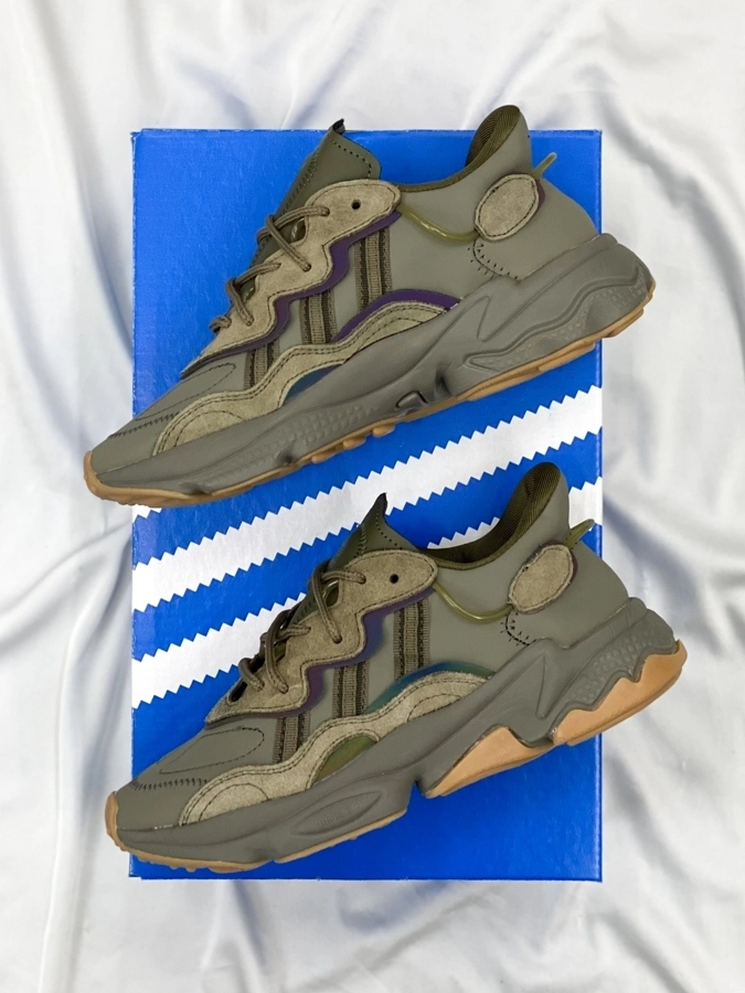 9131f53e-f7ec-4f02-8b63-2f5a35cd2904 Scarpe Da Ginnastica Adidas Ozweego Khaki in pelle per un elegante abbigliamento quotidiano - immagine 1