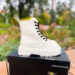Dr. Martens Jadon White Cream-saappaat pehmeästä nahasta soljella