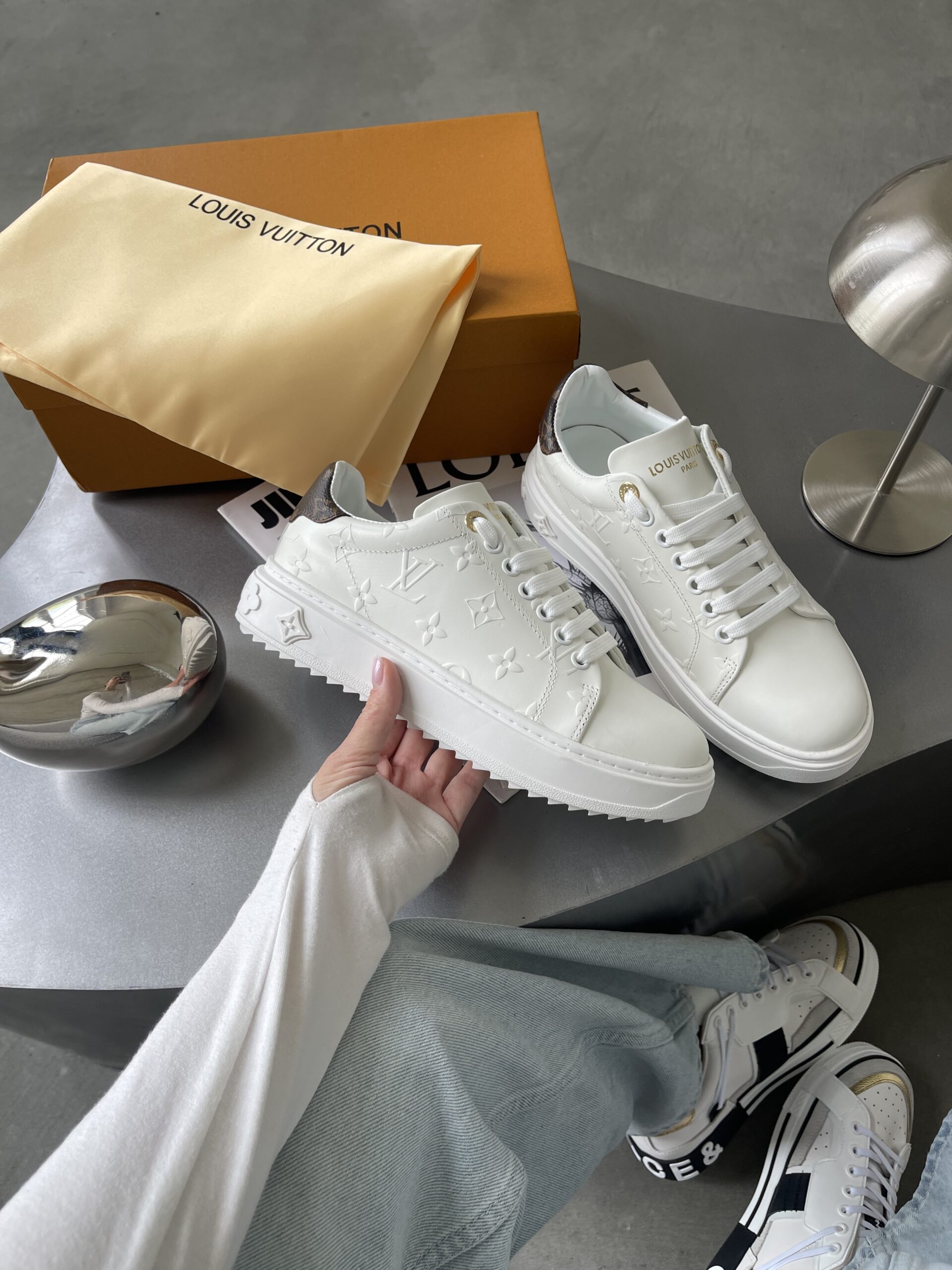 91d55414-8c2f-41d0-88fc-c83efe2ea53c Кеди LV Time Out White Premium шкіряні стильні - Bild 1