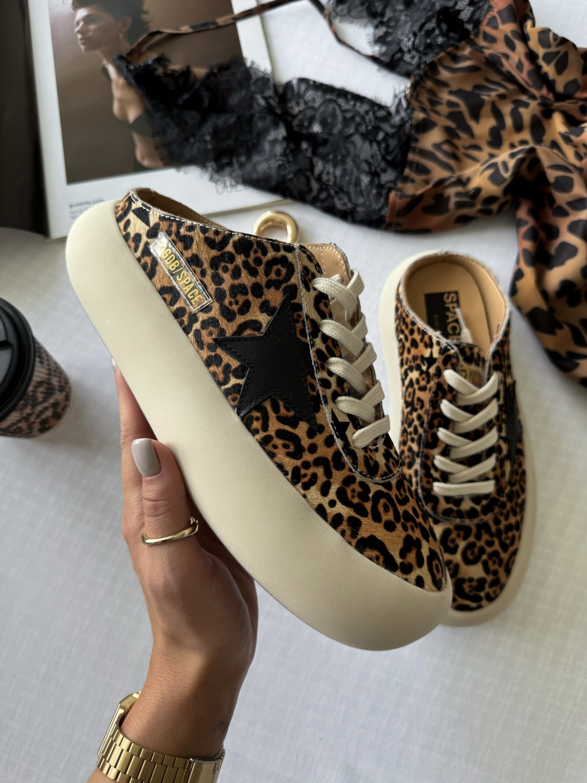 92cfed43-a352-4747-a25f-e10e9bd26f21 Les chaussures Golden Goose Space Shoes sont élégantes et confortables pour un port quotidien – Image 1