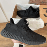 Кросівки Adidas Yeezy Boost Black — стиль та комфорт щодня