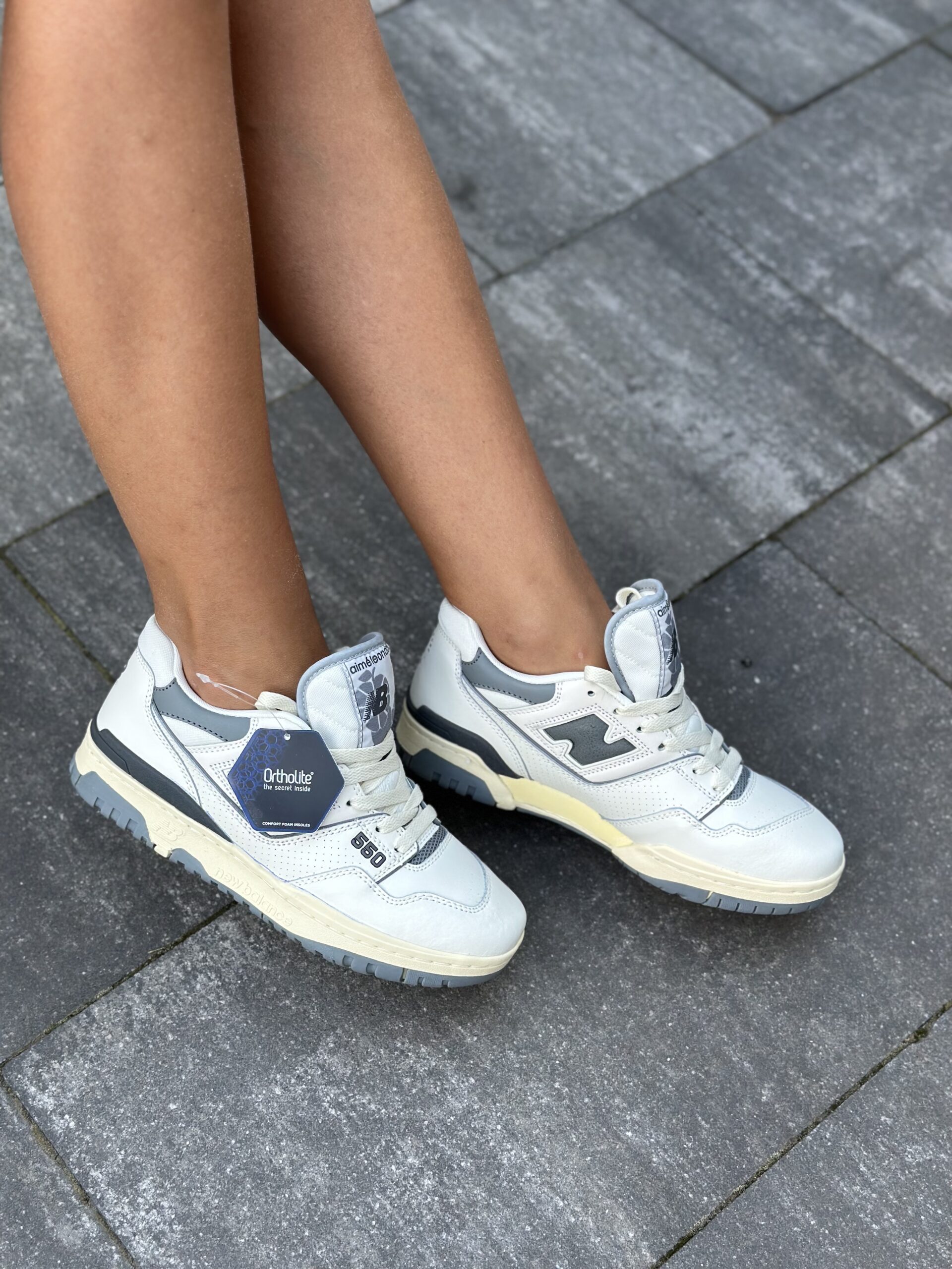 9501cf7f-8613-4e22-a8df-962c3011ef1e 550 Hvite/Grå skinnsko er et stilig valg for hver dag - Bilde 1