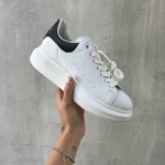 Bateliai A. Mcqueen Black White iš odos stilingam kasdieniam įvaizdžiui