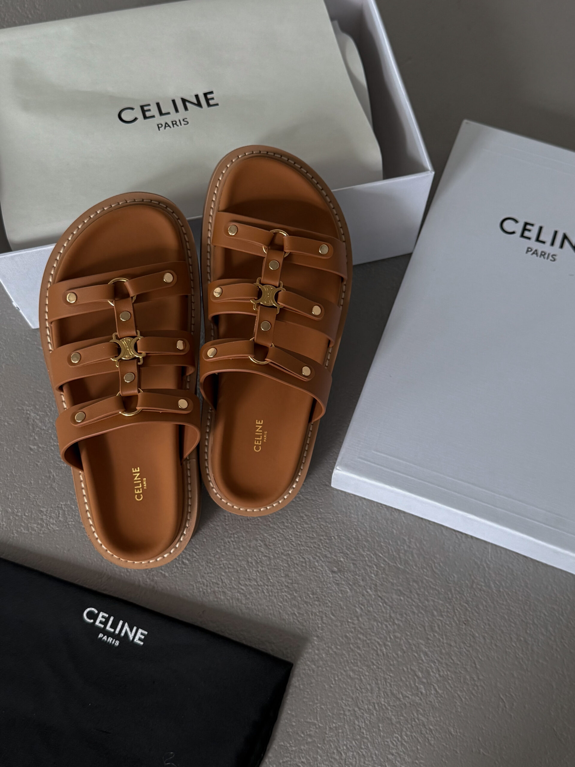 9e02896f-7067-46fe-aa1e-6b03ed8dc010 CELINE Tippi Leather Slide Sandals Tan Leather slide Sandals femmes – Image 1