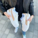 Die Cali Gold / White Sneakers sind stilvolles Leder für den täglichen Verschleiß