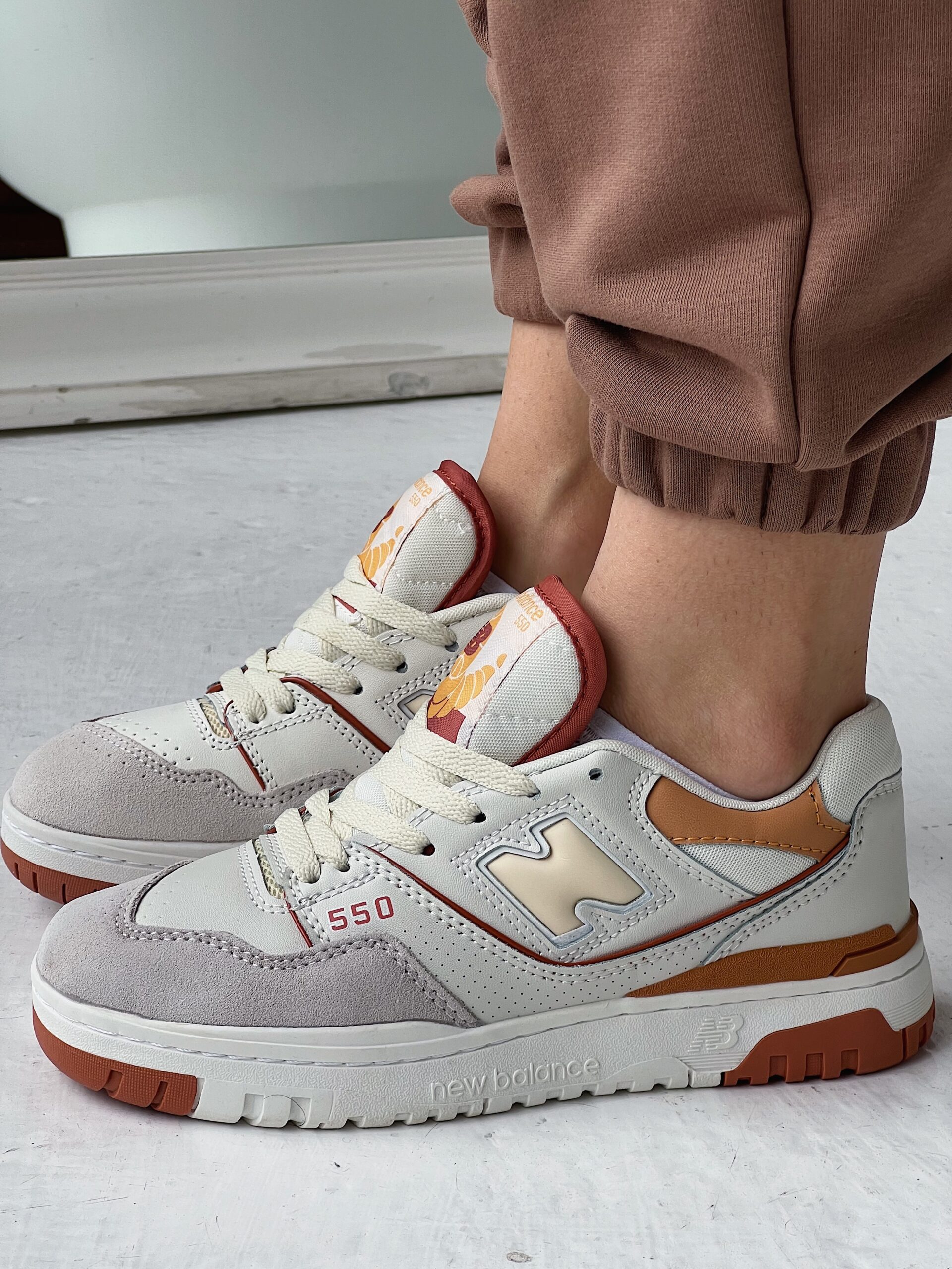 Processed with VSCO with dog1 preset Кеди New Balance 550 White/Orange замша/шкіра — стиль і комфорт - obrazek 1