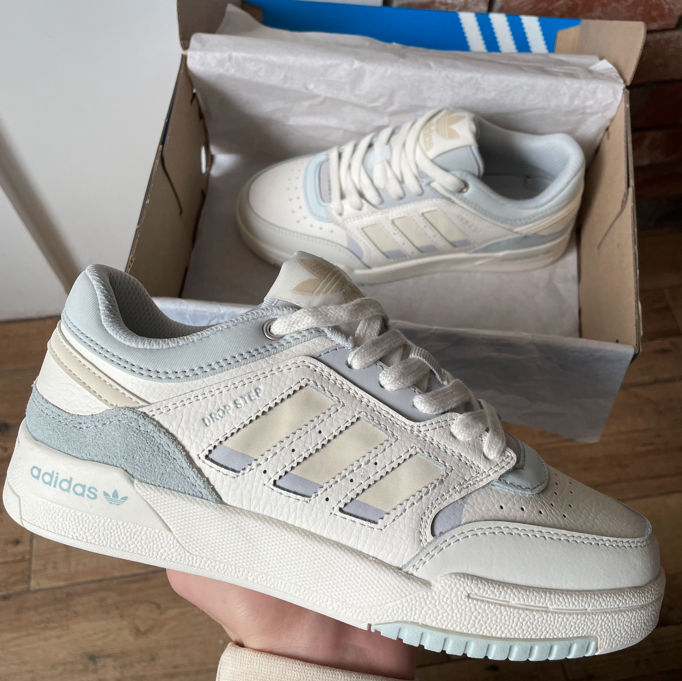 a459854b-86c0-489b-a84a-37a67a50bcde Baskets Adidas Drop Step Beige Grey en cuir élégant – Image 1