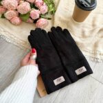 Рукавички UGG Black — жіночі замшеві рукавички з овчиною