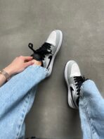 Baskets Air Jordan 1 Low Light Smoke Grey en cuir véritable – Image 2