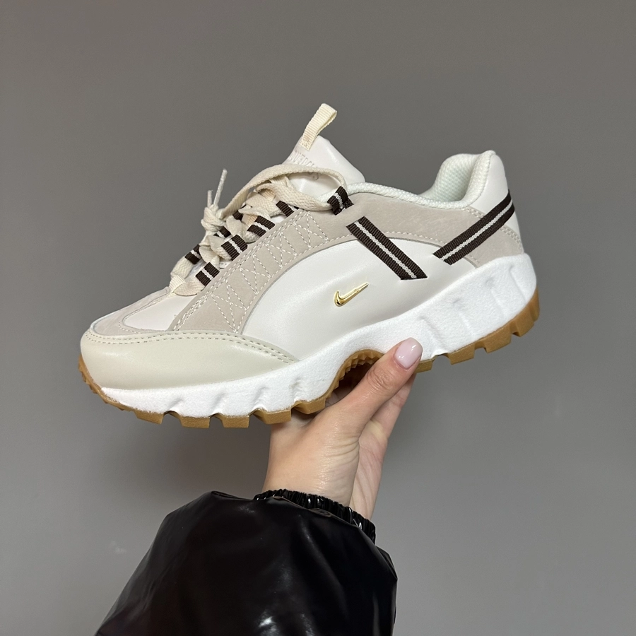 a670f083-664b-4bfb-8168-6a65c4a582a6 NIKE X JACQUEMUS Light Beige sneakers-stilig skinn og semsket skinn - Bilde 1