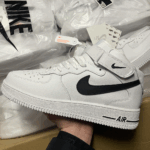 Nike Air Force 1 ' 07 korkeat valkoiset / mustat tennarit turkiksella-Talvinahka