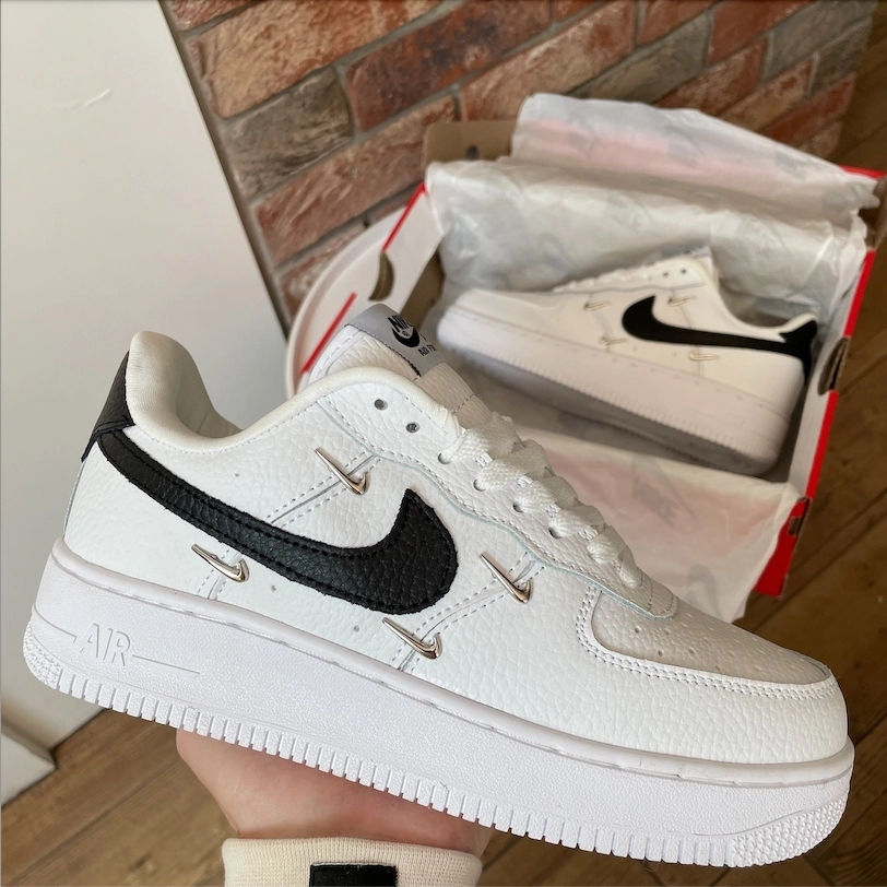 a93e959b-99e5-4b17-8d92-bb746d52558c Nike AF1 LX Chrome Swooshes Hvit / Svart Skinn Joggesko-Premium Stil - Bilde 1