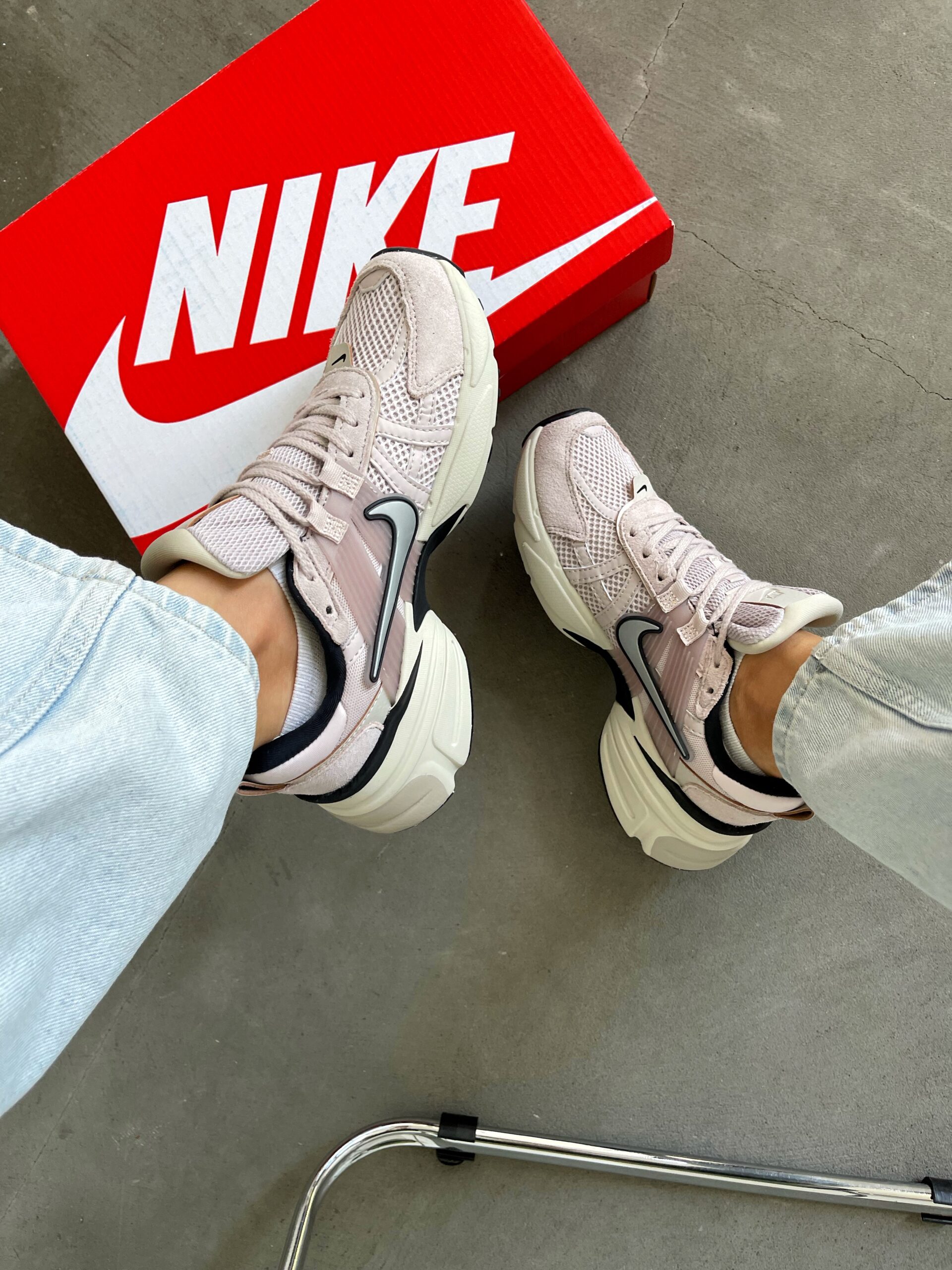 afc6f1a2-891d-456d-b0af-4a6070b69c76 Кросівки Nike V2K Run Pink — стильні жіночі кросівки зі шкіри й текстилю - Bild 1