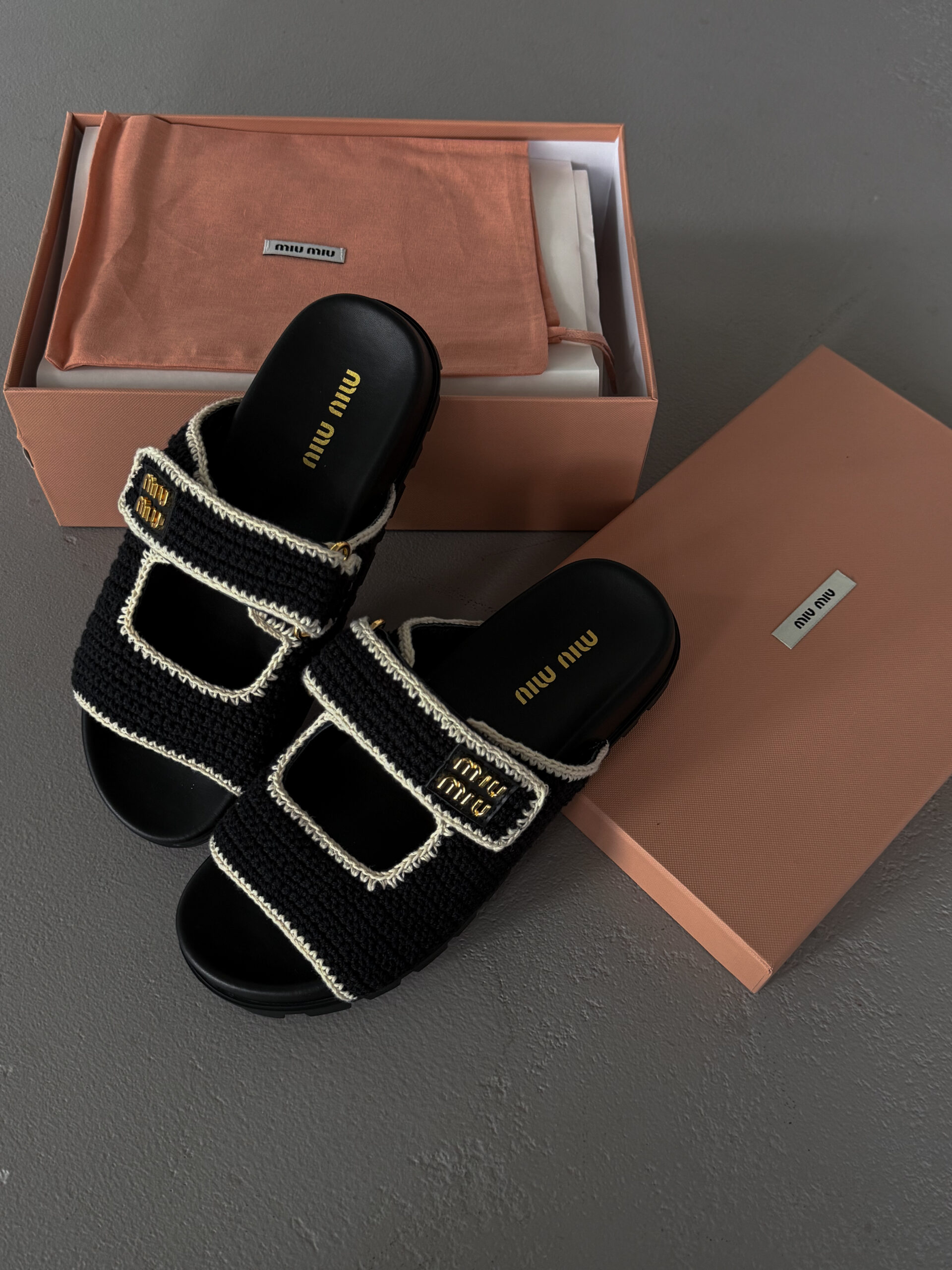 b06c4f61-9b32-494f-8480-90a2c8b671a2 Pantofole Miu da donna Miu Crochet Knit Slides Black - eleganti infradito in tessuto - immagine 1