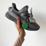 Yeezy 350 V2 Space Ash due tekstiililenkkarit päivittäiseen käyttöön